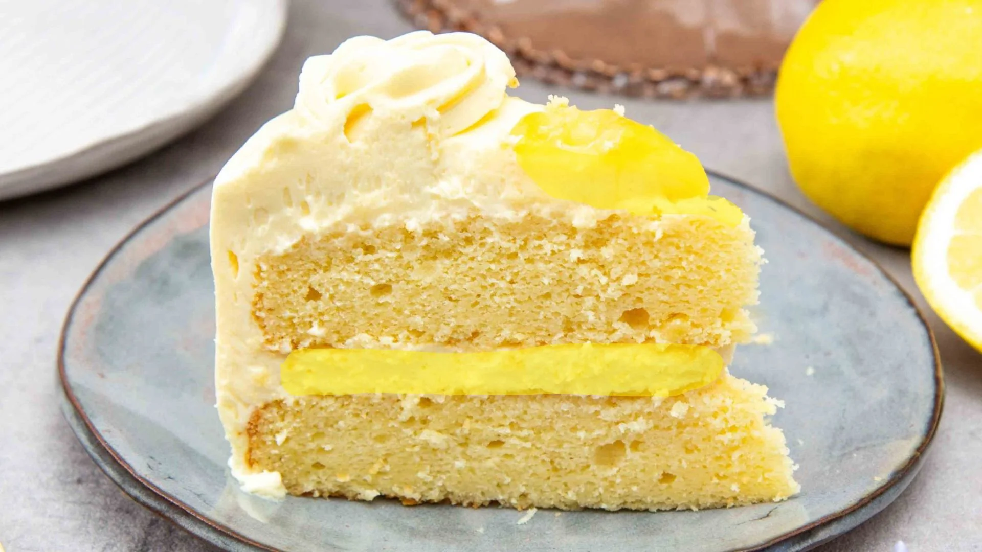 Vanilla Cake With Lemon Curd